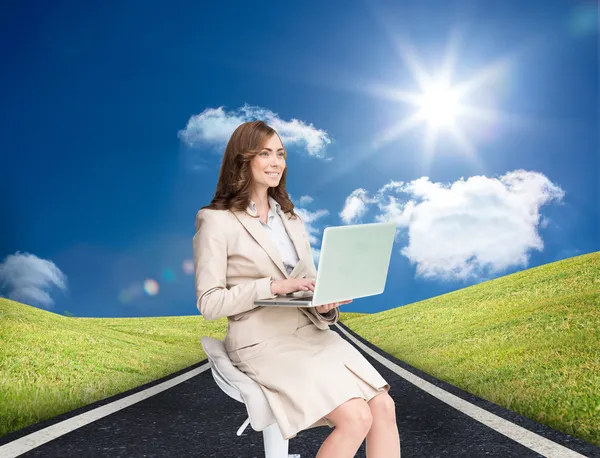 Zakenvrouw zitten en met behulp van laptop — Stockfoto