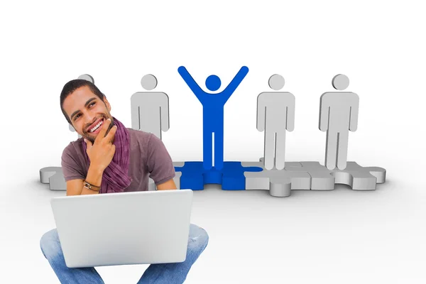 Man sitting on floor using laptop — Stock Photo, Image