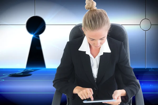 女商人坐在转椅上，平板电脑的复合图像 — 图库照片