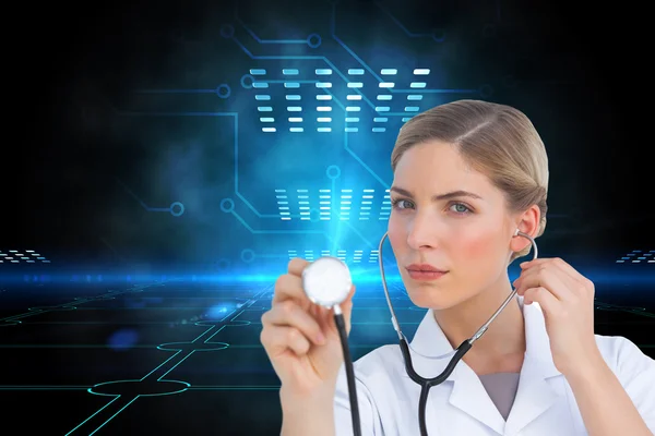 Seriöse Krankenschwester hört mit Stethoskop zu — Stockfoto