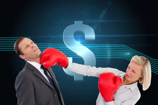 Empresaria golpeando colega con sus guantes de boxeo — Foto de Stock
