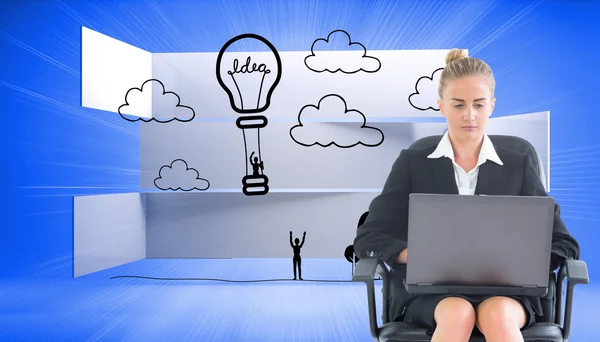 Композитне зображення бізнес-леді, що сидить на поворотному стільці з ноутбуком — стокове фото