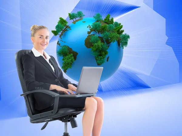 Złożony obraz kobieta siedzi w obrotowym fotelu z laptopa — Zdjęcie stockowe