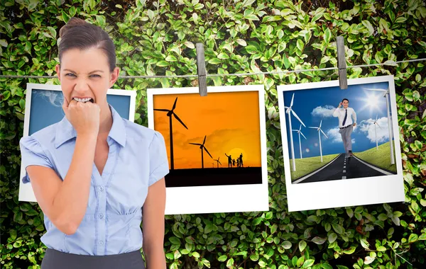 Wütende Geschäftsfrau blickt in die Kamera — Stockfoto