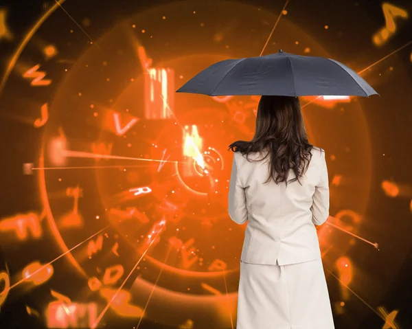 Композитне зображення ззаду стильної бізнес-леді, що тримає парасольку — стокове фото