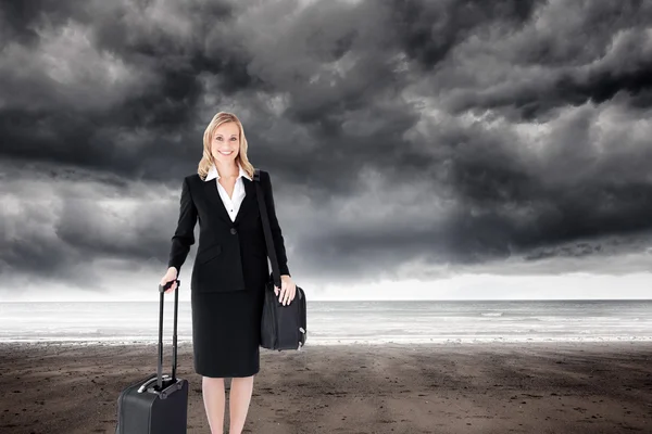 Affärskvinna som innehar en resväska — Stockfoto