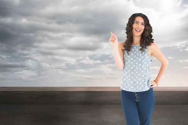 Samengestelde afbeelding van gelukkig mooie brunette poseren — Stockfoto