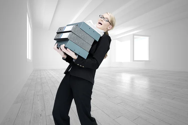 Businesswoman carrying folders — Stock Photo, Image