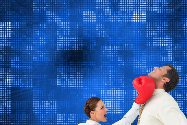 Kobieta uderza biznesmena z Rękawice bokserskie — Zdjęcie stockowe