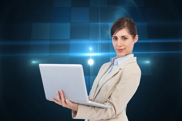 Image composite de la jeune femme d'affaires confiante avec ordinateur portable — Photo
