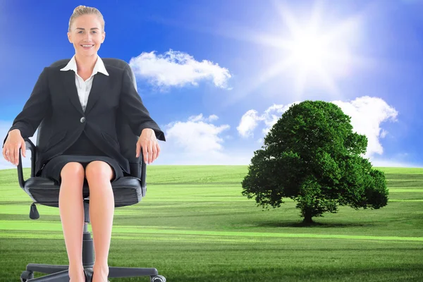 Композитный образ деловой женщины, сидящей на вращающемся стуле — стоковое фото