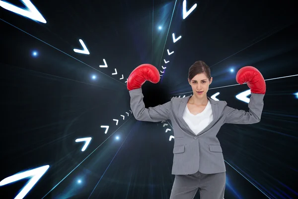 Imagen compuesta de mujer de negocios con guantes de boxeo — Foto de Stock