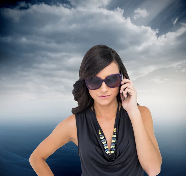 Morena usando óculos de sol no telefone — Fotografia de Stock