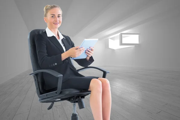Imagem composta de empresária sentada em cadeira giratória com tablet — Fotografia de Stock