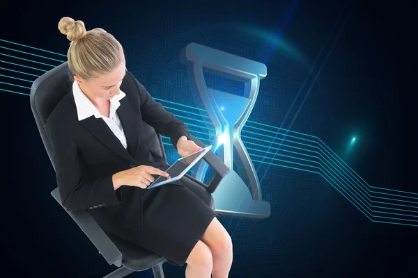 Imagen compuesta de mujer de negocios sentada en silla giratoria con tableta —  Fotos de Stock
