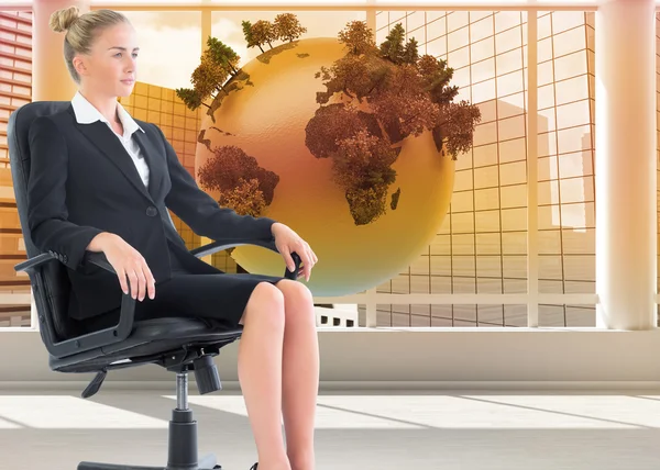 Imagen compuesta de una mujer de negocios sentada en una silla giratoria en traje negro —  Fotos de Stock