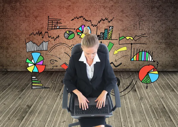 Immagine composita di donna d'affari seduta su sedia girevole con computer portatile — Foto Stock