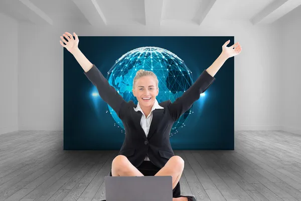 Imagen compuesta de la mujer de negocios sentada frente a la computadora portátil — Foto de Stock