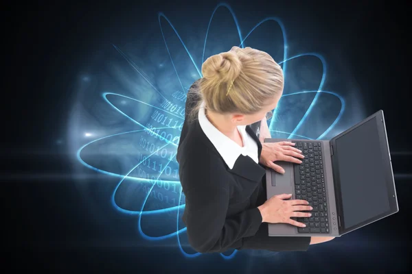 Obraz kompozytowy z kobieta za pomocą laptopa — Zdjęcie stockowe