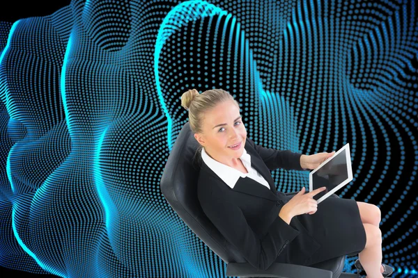 Sammansatt bild av affärskvinna sitter på snurrfåtölj med tablett — Stockfoto
