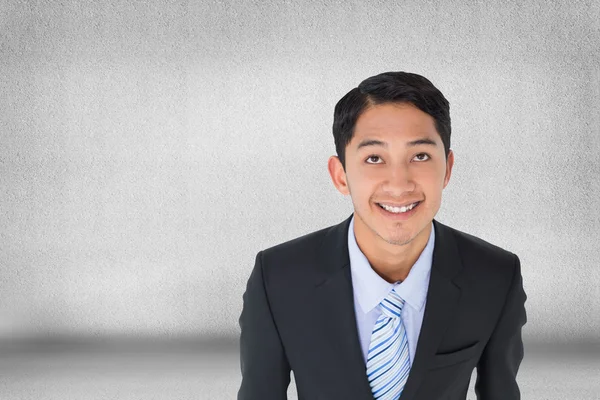 Obraz kompozytowy uśmiechający się azjatycki biznesmen — Zdjęcie stockowe