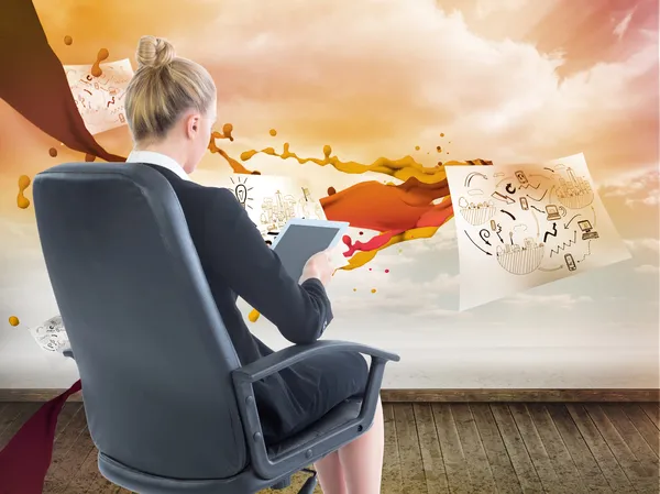Složený obraz podnikatelka sedí na otočná židle s tabletem — Stock fotografie