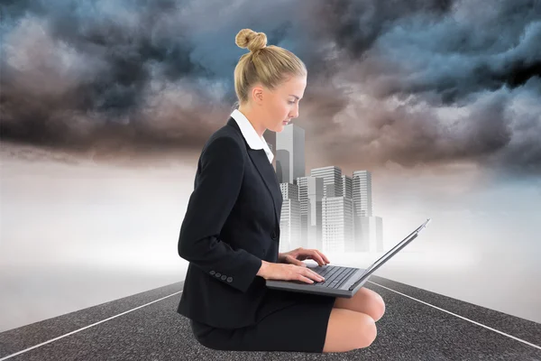 Image composite de femme d'affaires utilisant un ordinateur portable — Photo