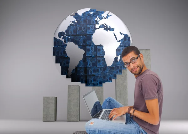 Hombre con gafas sentadas en el suelo — Foto de Stock