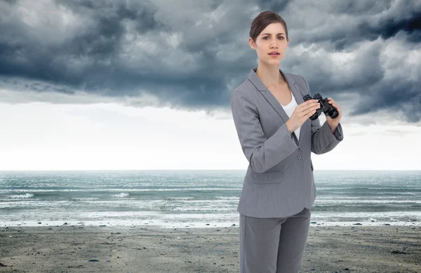 Zakenvrouw poserend met verrekijkers — Stockfoto