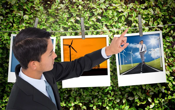 Samengestelde afbeelding van kijkende Aziatische zakenman wijzen — Stockfoto