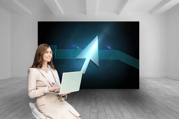 Imagen compuesta de una mujer de negocios sonriente sentada y usando una computadora portátil — Foto de Stock