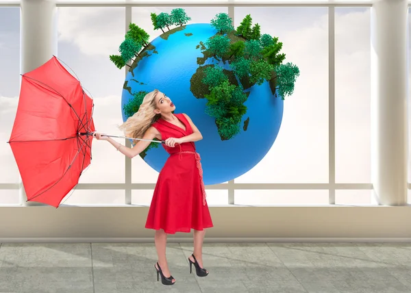 Zarif holding sarışın umbrella — Stok fotoğraf