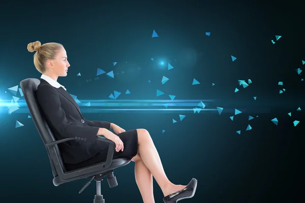 Mujer de negocios sentada en silla giratoria en traje negro —  Fotos de Stock