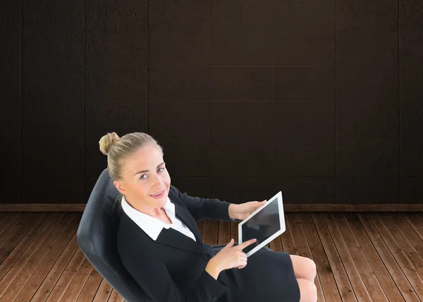 Imagem composta de empresária sentada em cadeira giratória com ta — Fotografia de Stock