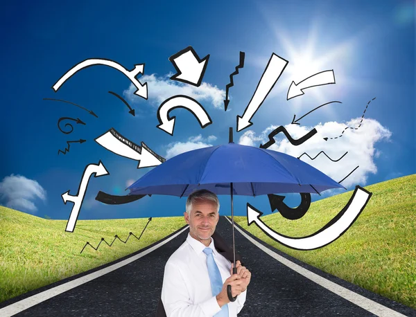 Empresário segurando guarda-chuva azul — Fotografia de Stock