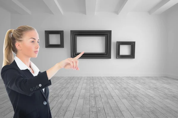 Imagen compuesta de una mujer de negocios apuntando a alguna parte —  Fotos de Stock