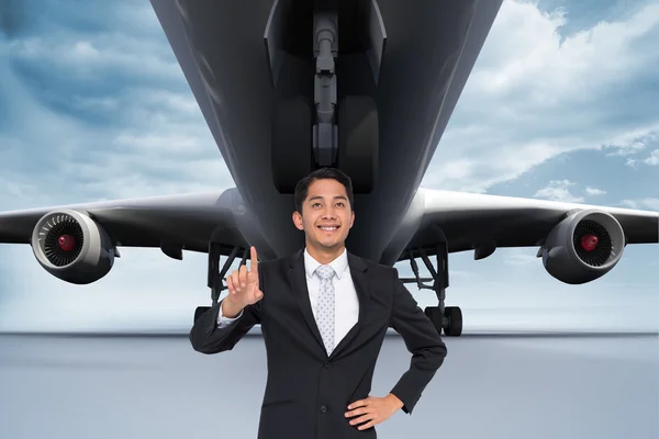 Obraz kompozytowy uśmiechający się azjatycki biznesmen, wskazując — Zdjęcie stockowe