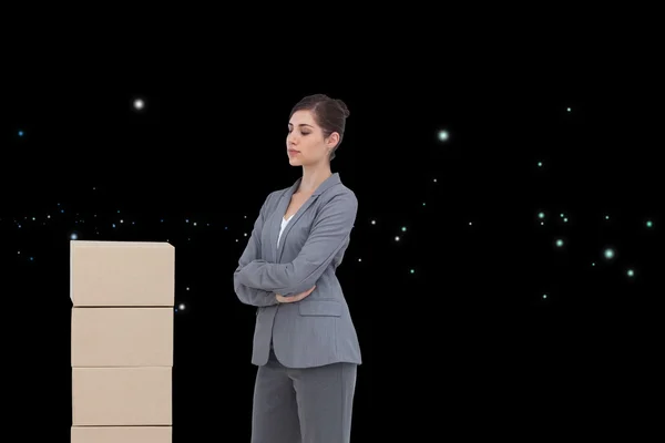 Композитне зображення вдумливої жінки з картонними коробками — стокове фото