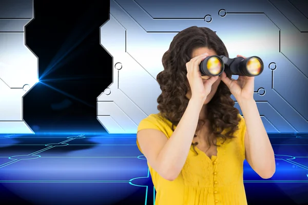 Casual young woman using binoculars — Stock Photo, Image