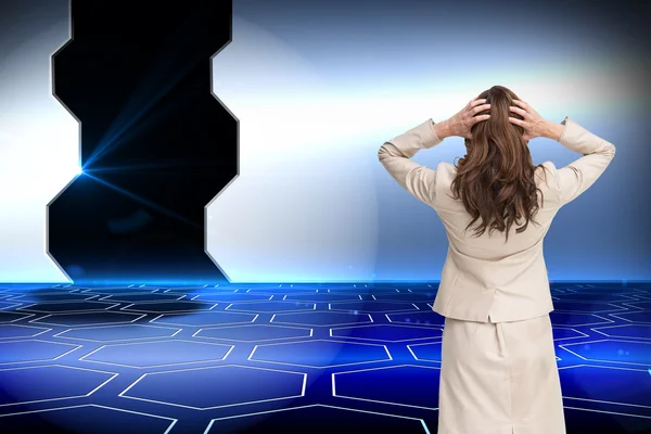 Immagine composita di donna d'affari con le mani sulla testa in piedi bac — Foto Stock