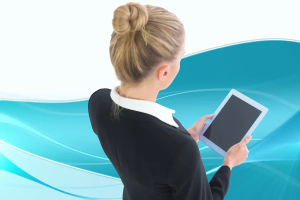 Композитне зображення бізнес-леді, що тримає планшет — стокове фото