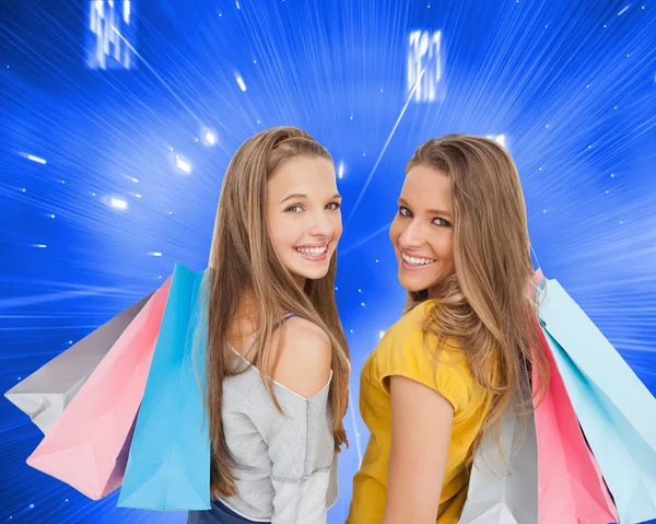 Deux jeunes femmes avec des sacs à provisions — Photo