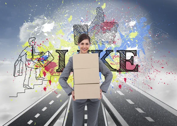 Композитне зображення усміхненої бізнес-леді, що несе картонні коробки — стокове фото