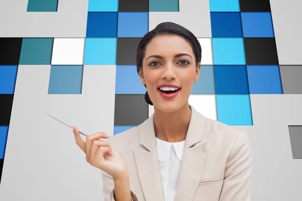 Imagen compuesta de una mujer de negocios sonriente sosteniendo una pluma — Foto de Stock