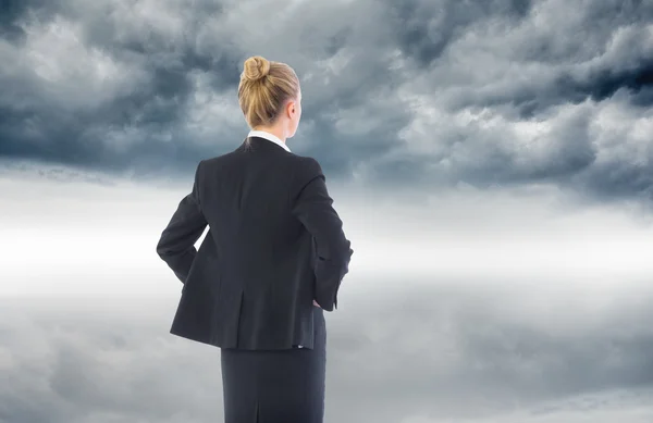 Image composite de femme d'affaires debout avec les mains sur les hanches — Photo