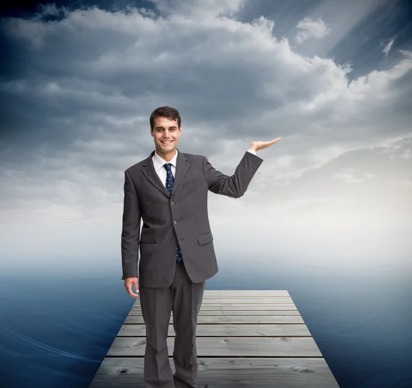 Feliz atractivo hombre de negocios presentando — Foto de Stock