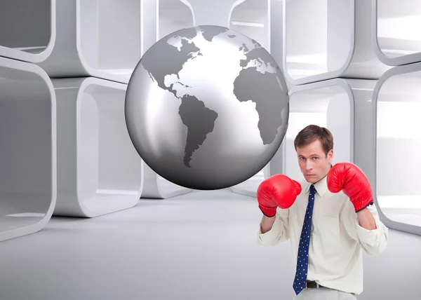 Empresario con sus guantes de boxeo listo para luchar —  Fotos de Stock