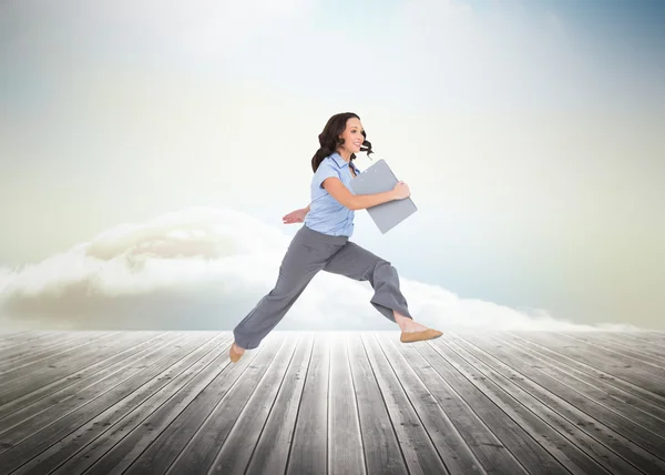 Geschäftsfrau springt beim Halten von Klemmbrett — Stockfoto