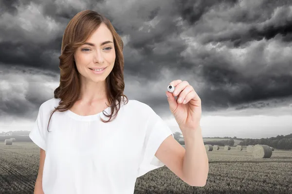 Mujer de negocios sonriente sosteniendo marcador — Foto de Stock