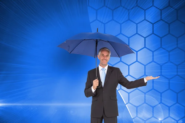 Empresário segurando guarda-chuva azul — Fotografia de Stock